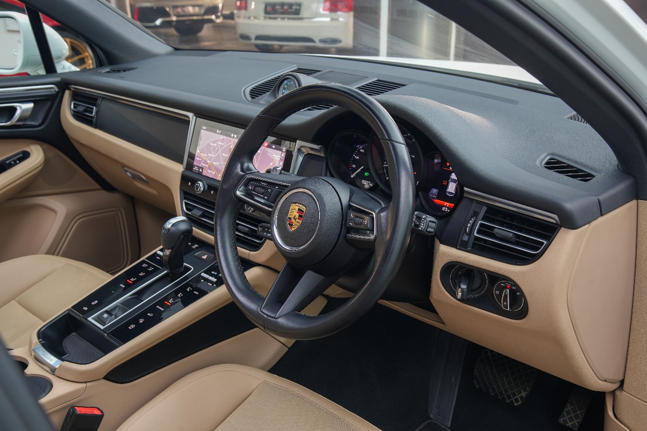 PORSCHE MACAN