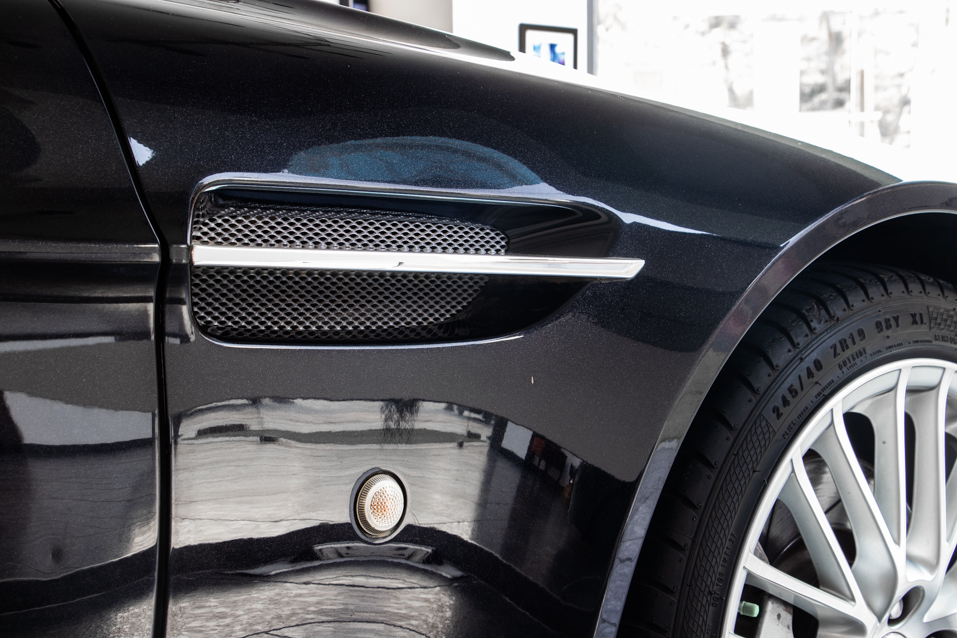 Aston Martin Vantage 