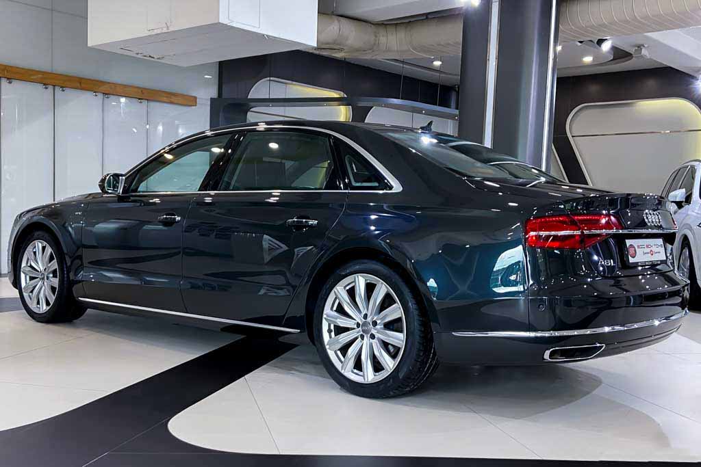 Audi A8 W12