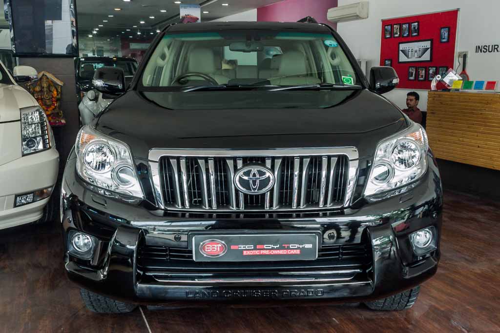 Toyota LandCruiser Prado front view