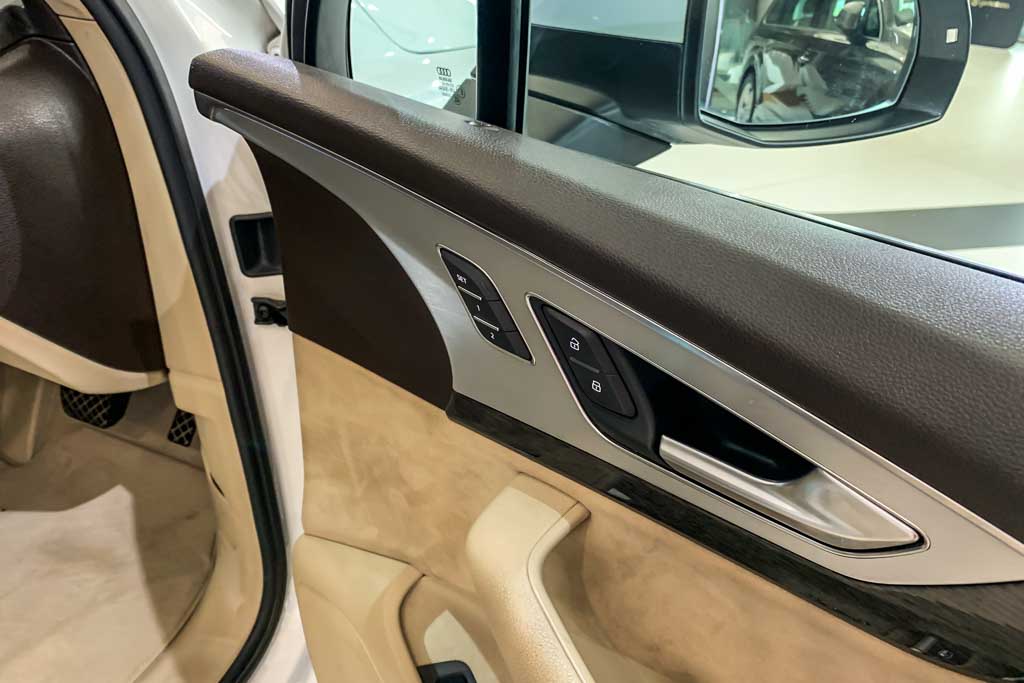 Audi Q7 'Premium Plus'