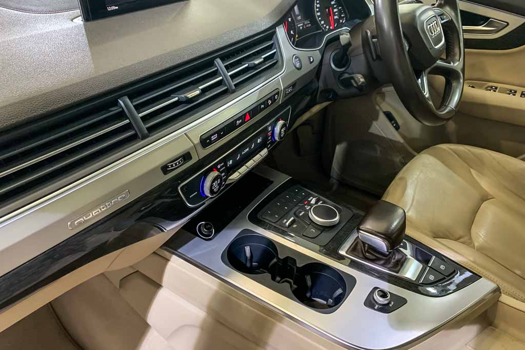 Audi Q7 'Premium Plus'