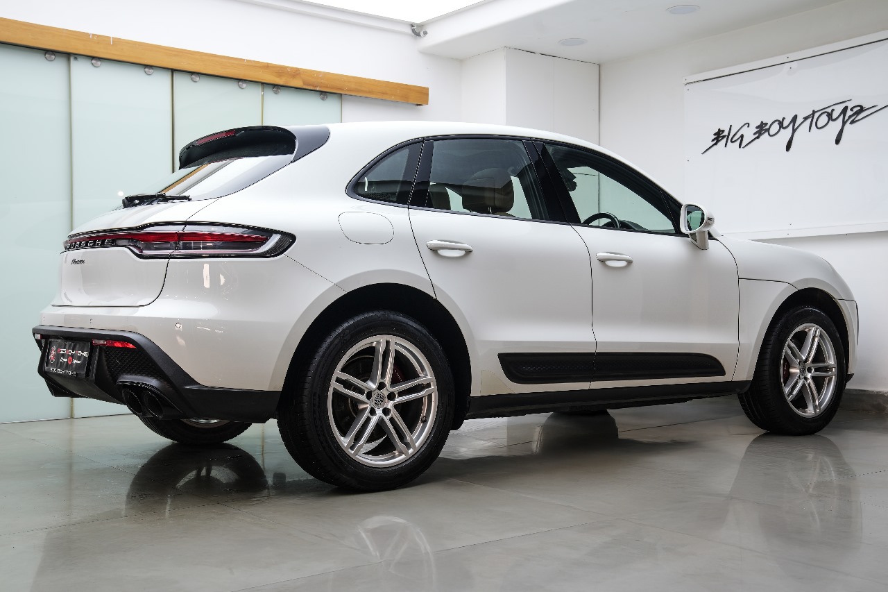 PORSCHE MACAN