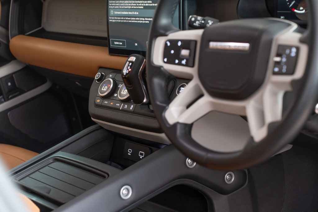 LAND ROVER DEFENDER 110 P300 HSE