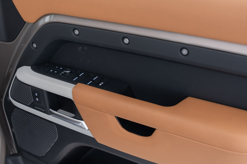 LAND ROVER DEFENDER 110 P300 HSE