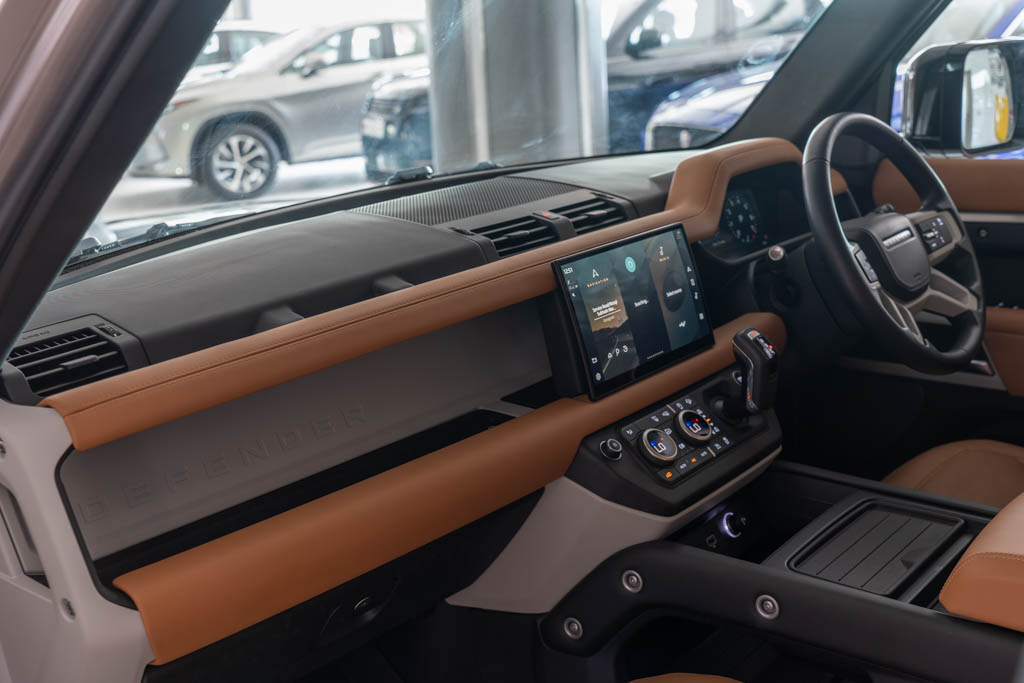 LAND ROVER DEFENDER 110 P300 HSE