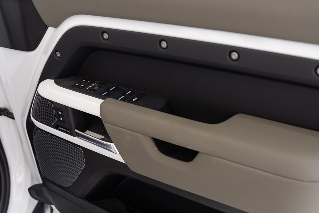 LAND ROVER DEFENDER 110 P300 SE