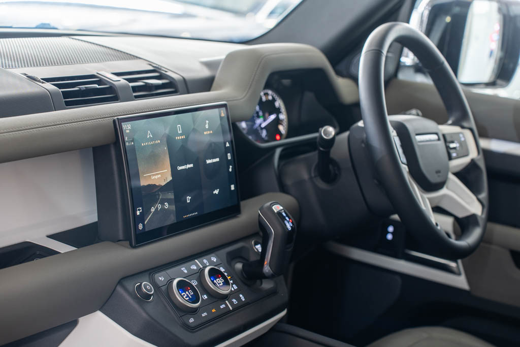 LAND ROVER DEFENDER 110 P300 SE