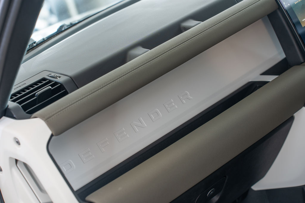 LAND ROVER DEFENDER 110 P300 SE