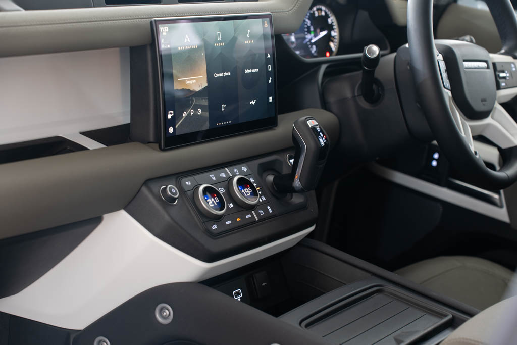 LAND ROVER DEFENDER 110 P300 SE