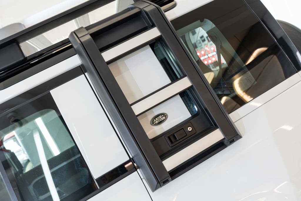 LAND ROVER DEFENDER 110 P300 SE