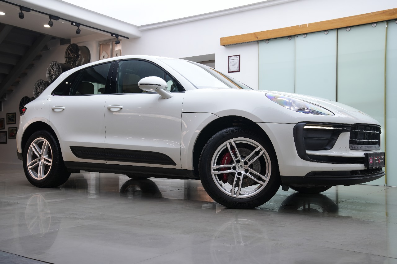 PORSCHE MACAN