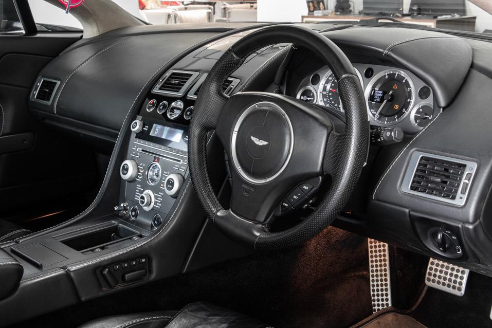 Aston Martin Vantage V8