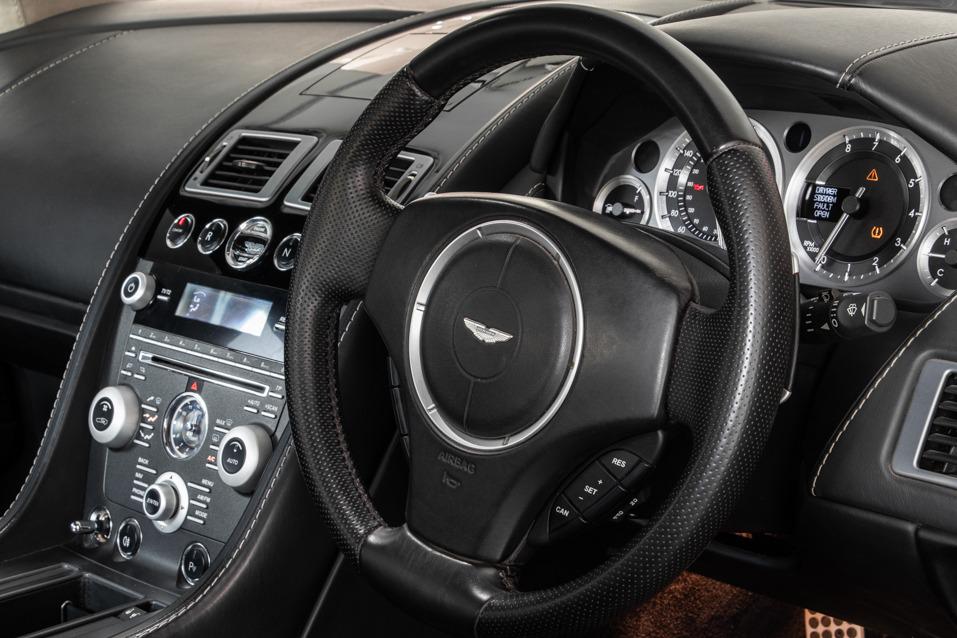 Aston Martin Vantage V8