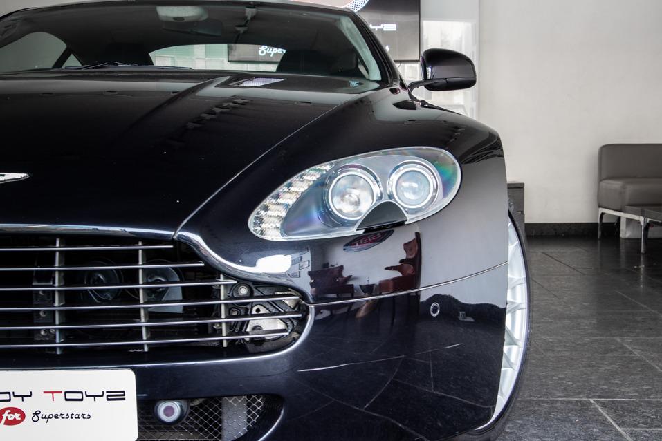 Aston Martin Vantage V8