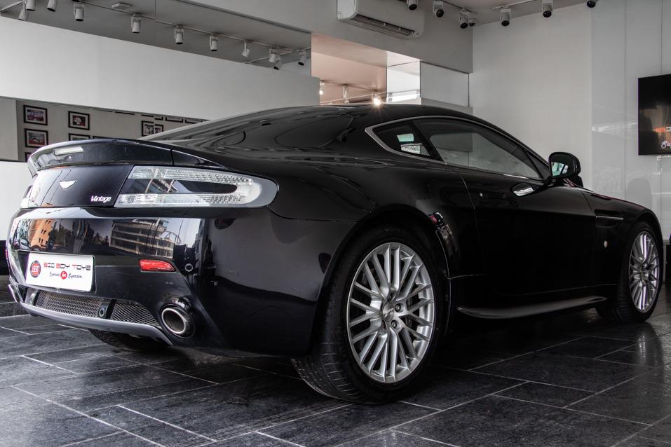 Aston Martin Vantage V8