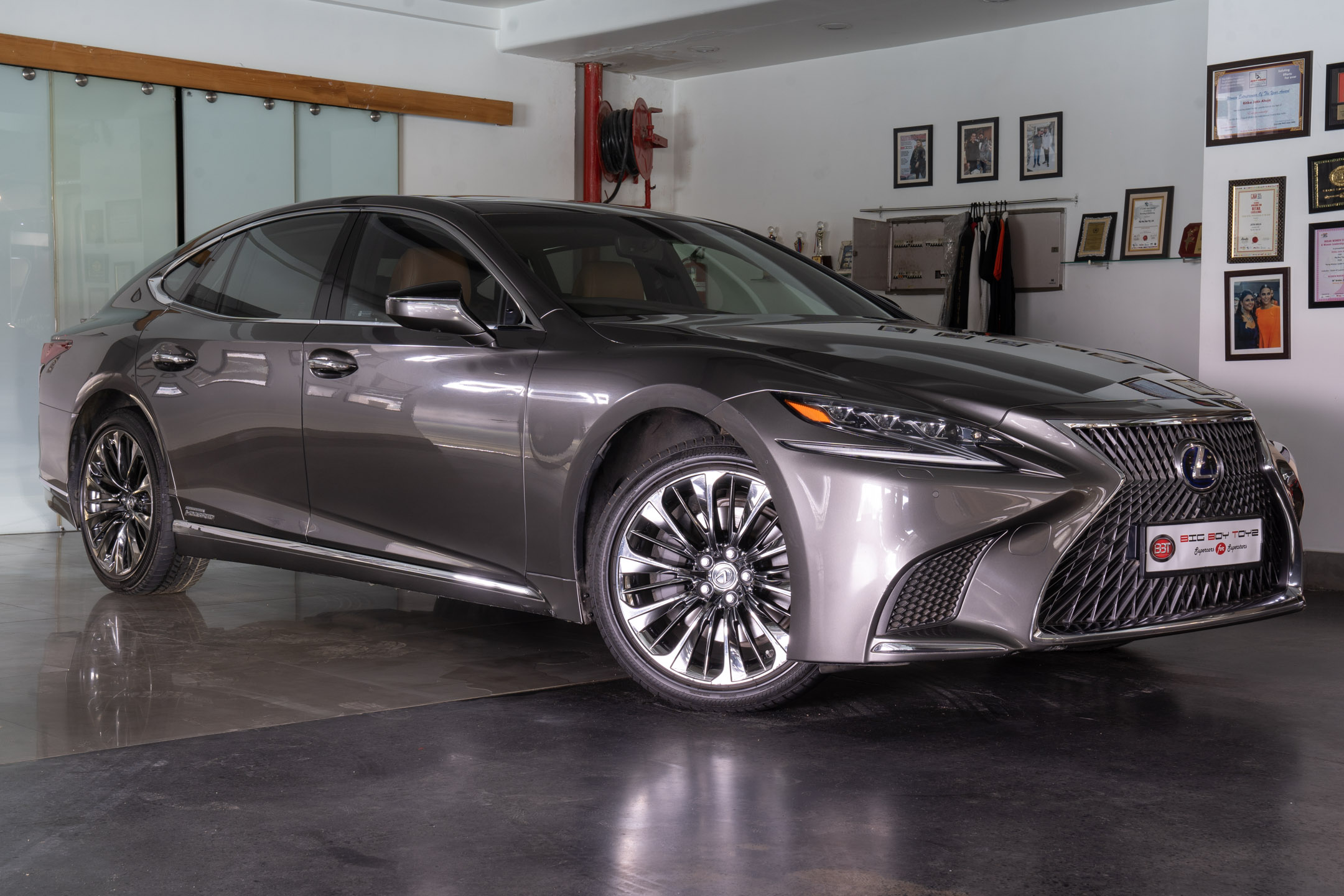 LEXUS LS500H Ultra Luxury