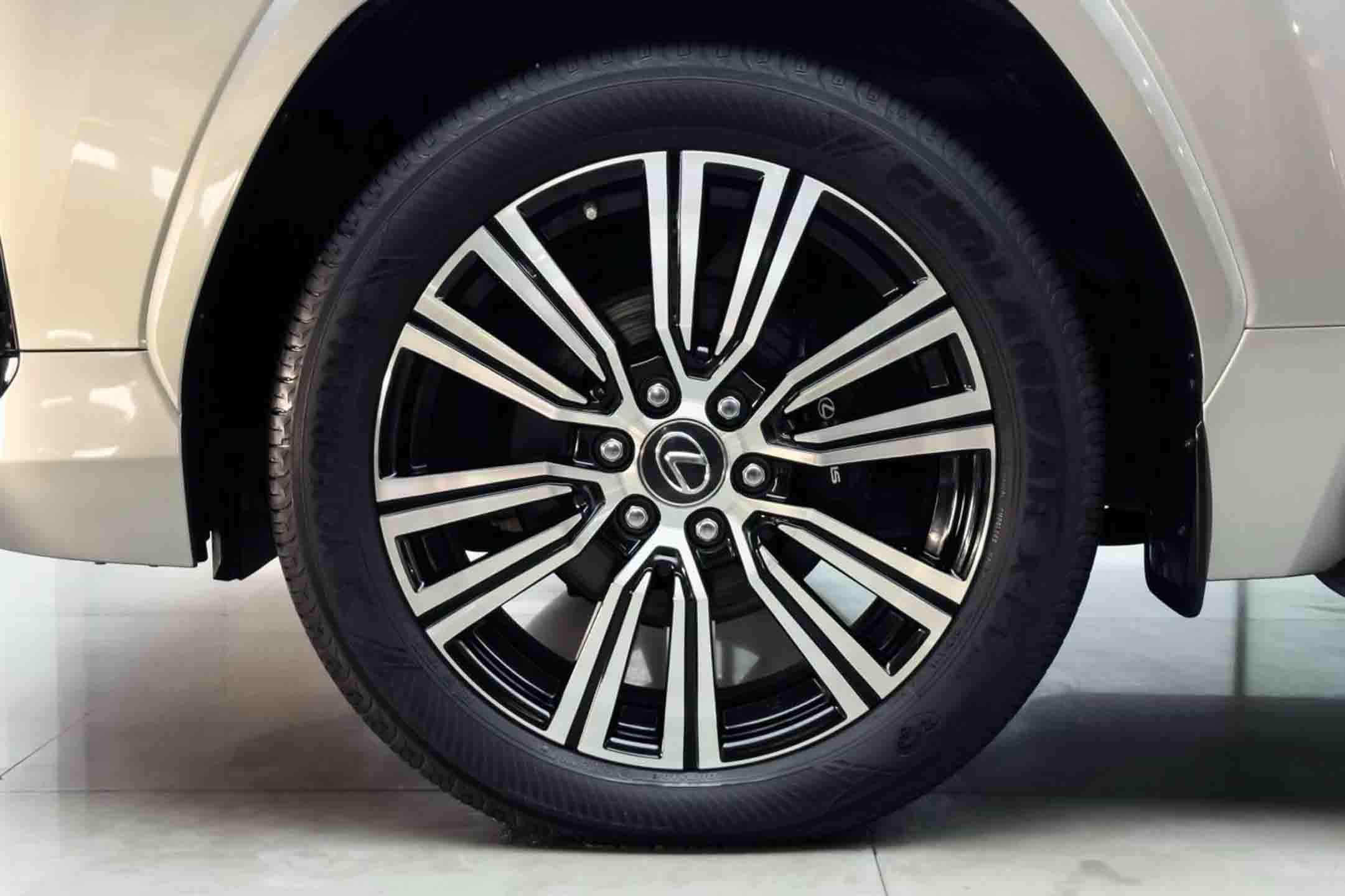 Lexus LX500d