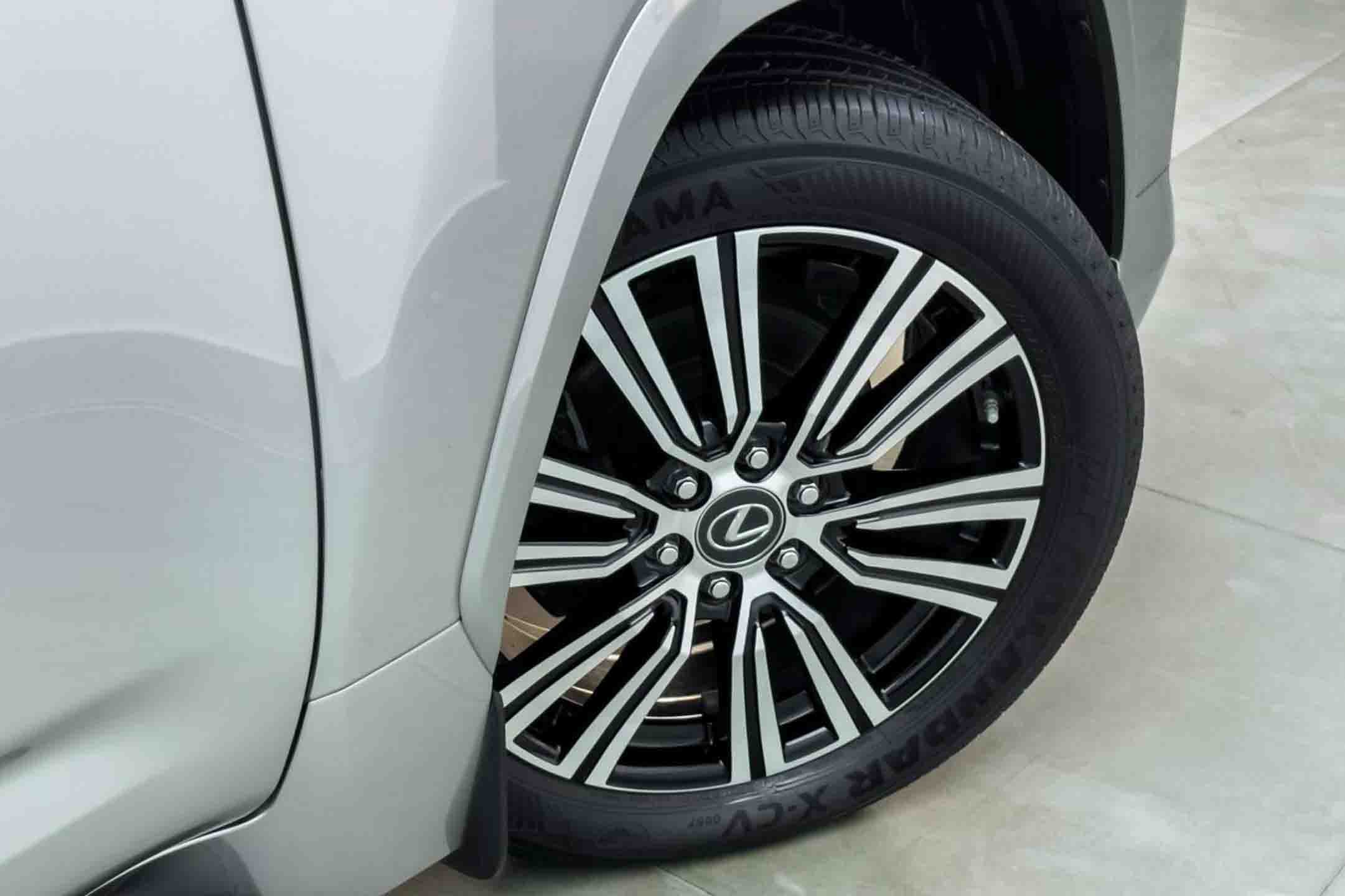 Lexus LX500d