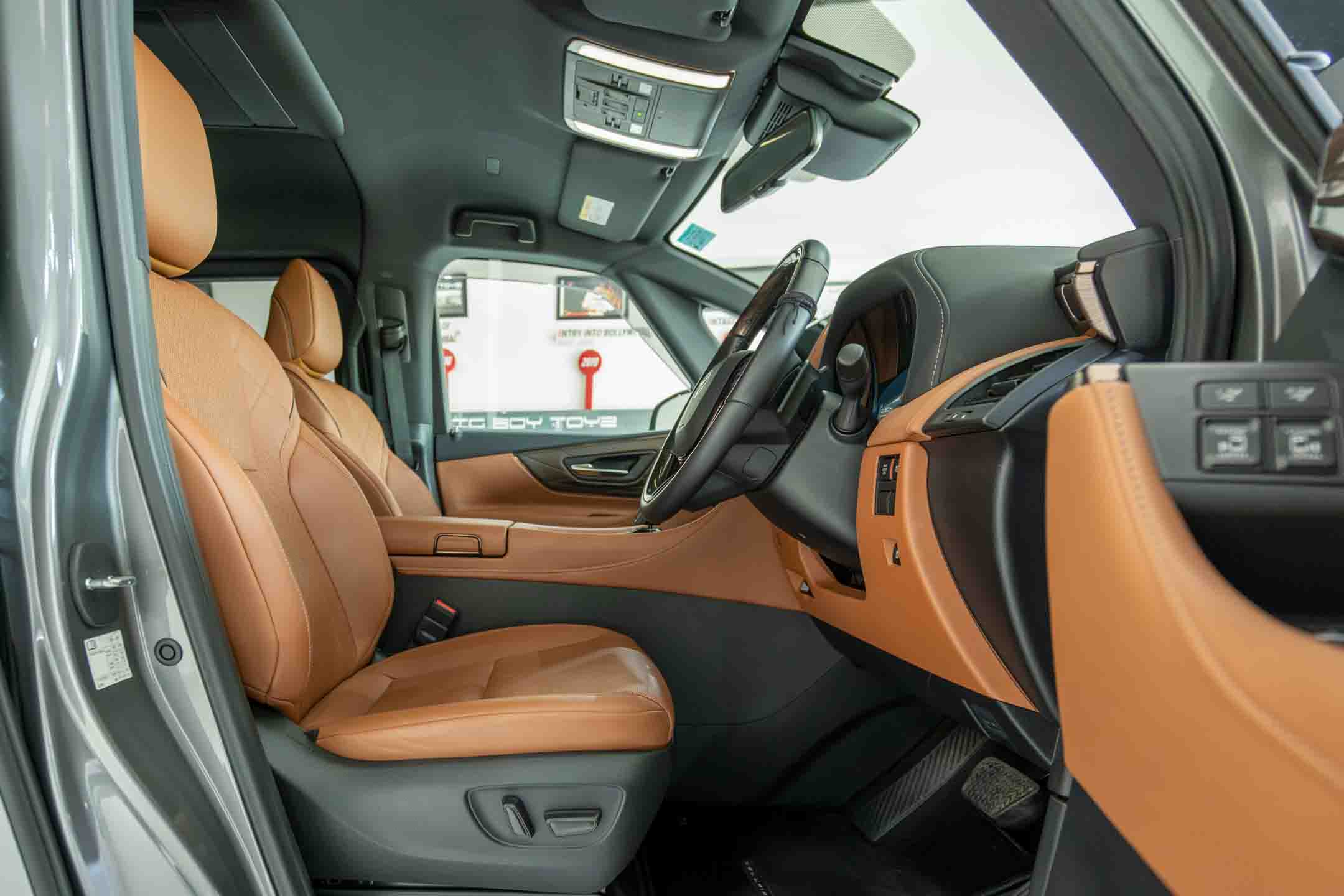 TOYOTA VELLFIRE VIP LOUNGE