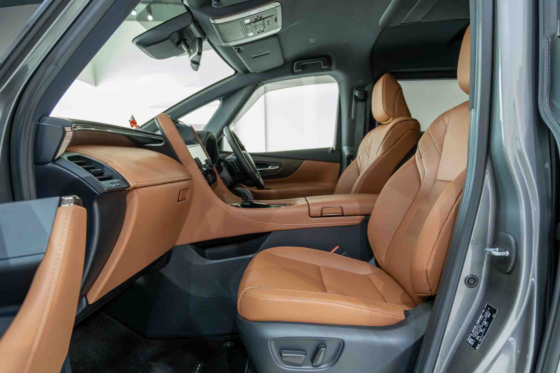 TOYOTA VELLFIRE VIP LOUNGE