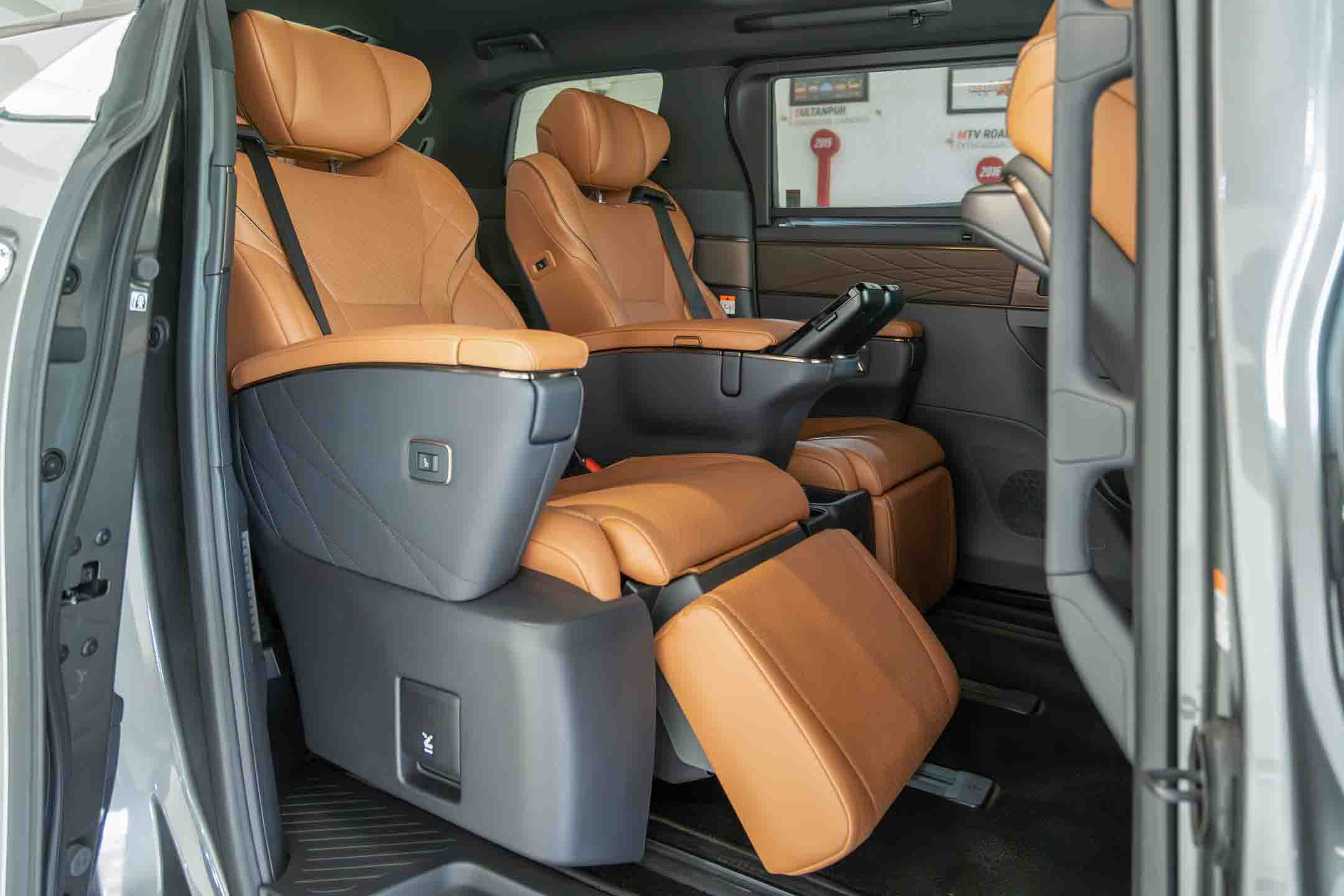 TOYOTA VELLFIRE VIP LOUNGE