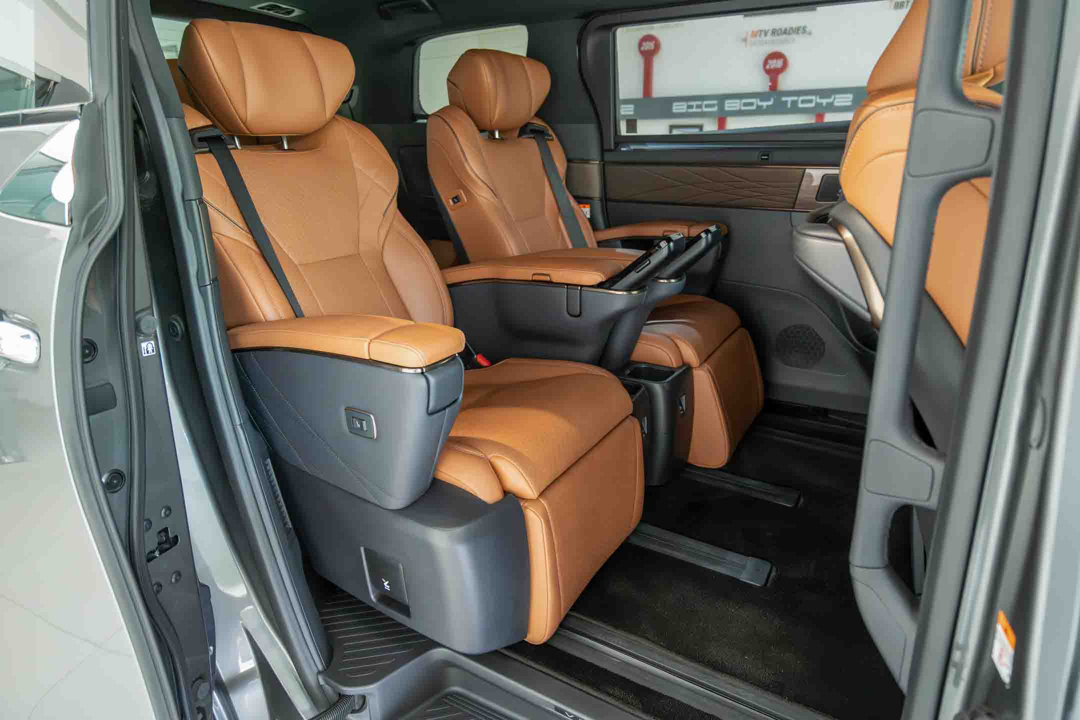 TOYOTA VELLFIRE VIP LOUNGE