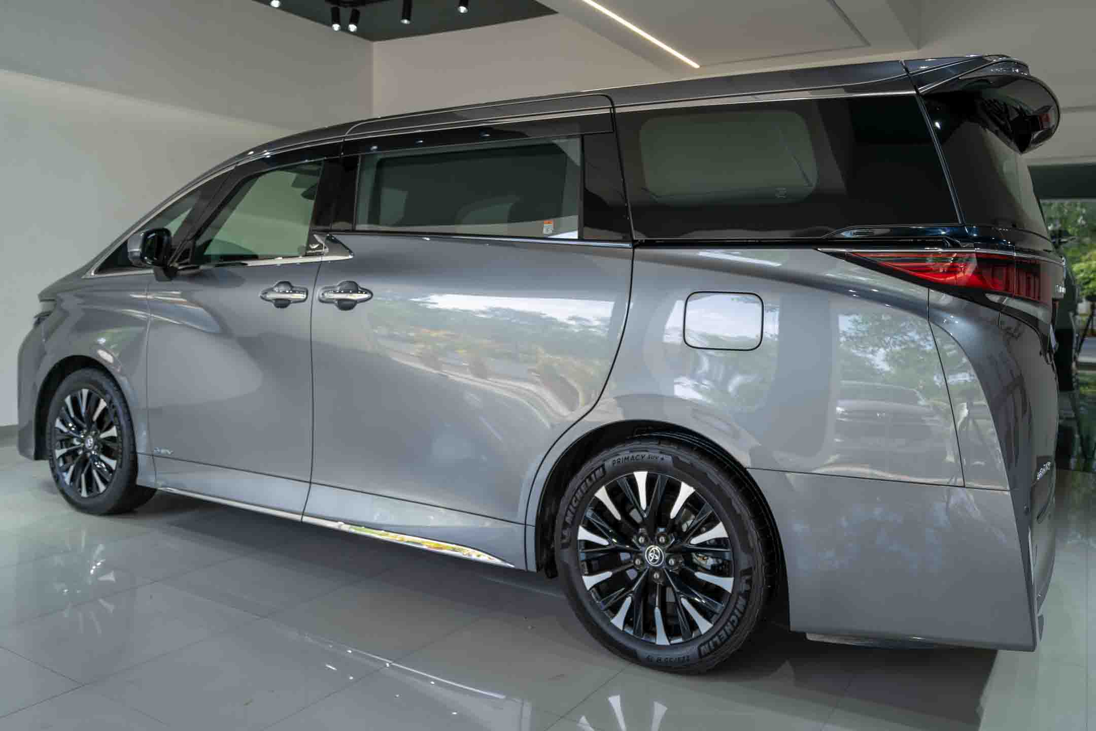 TOYOTA VELLFIRE VIP LOUNGE