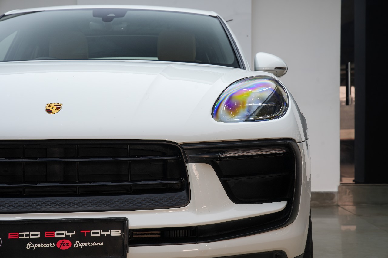 PORSCHE MACAN