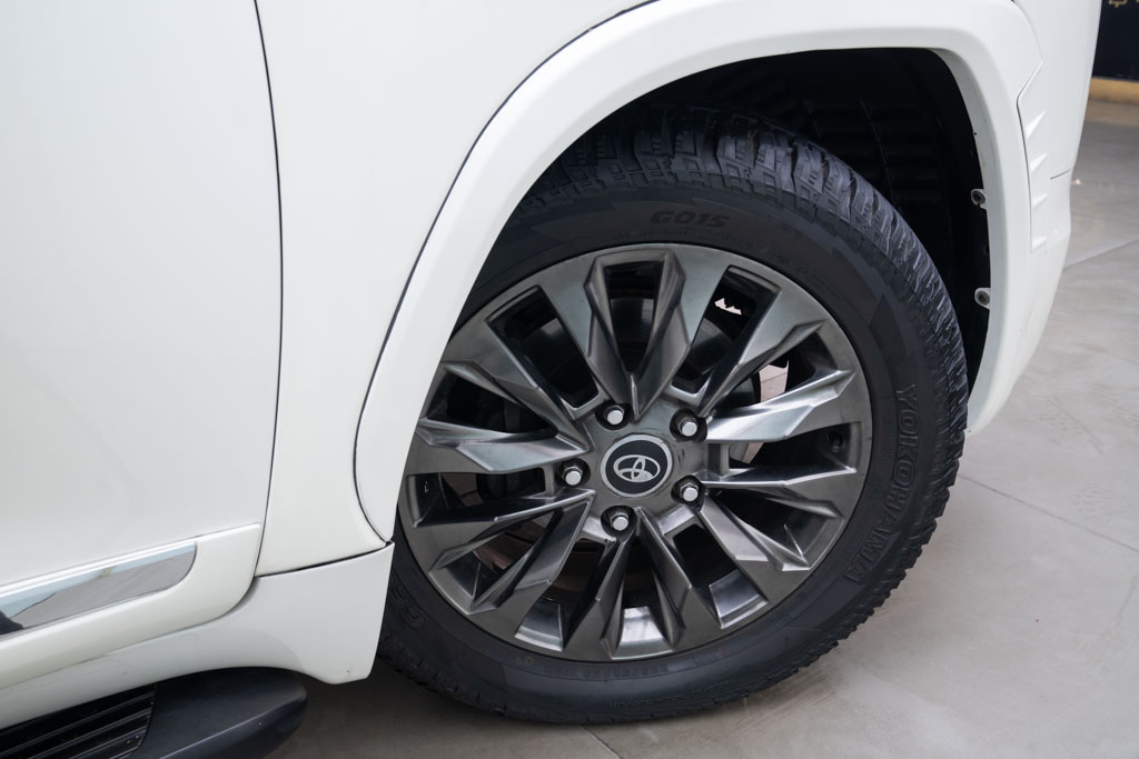 Toyota LC200 Converted LC300