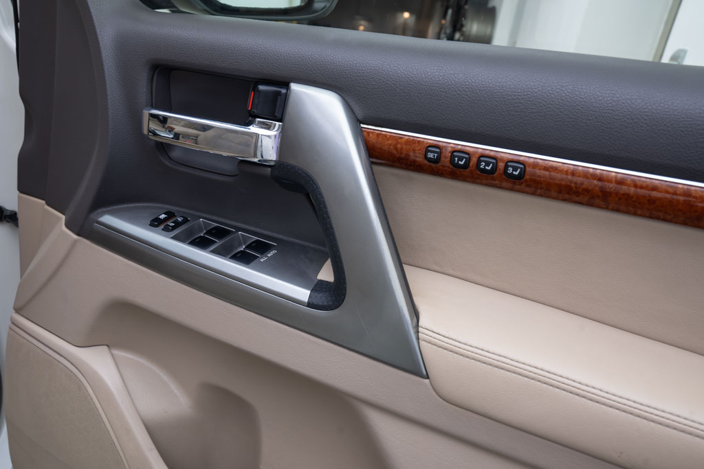 Toyota LC200 Converted LC300