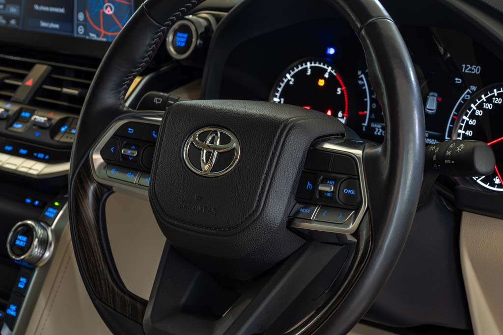 TOYOTA LAND CRUISER LC 300