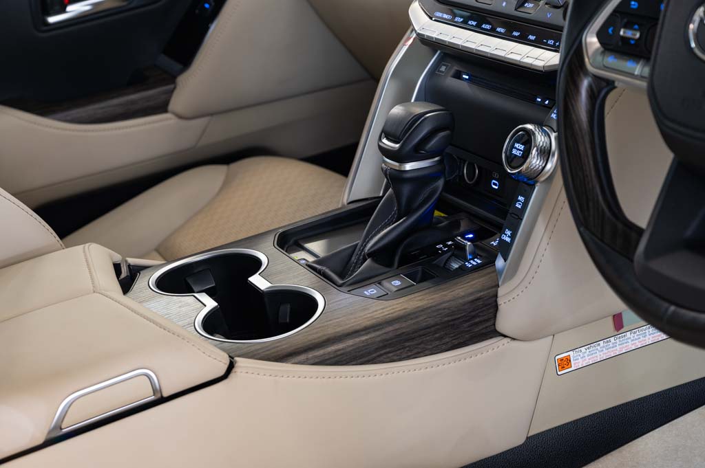 TOYOTA LAND CRUISER LC 300