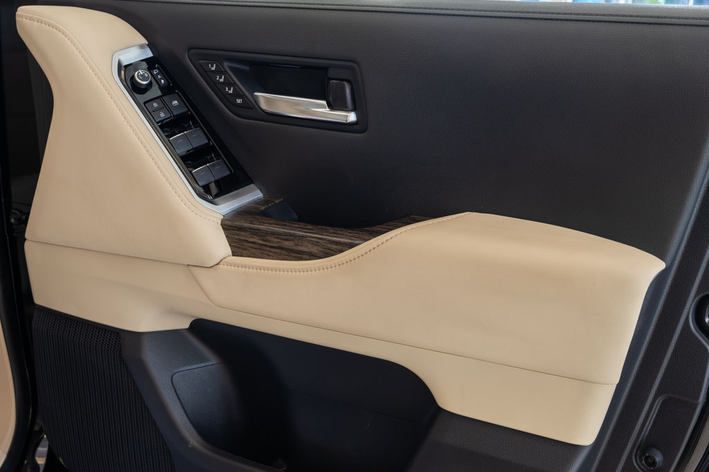 TOYOTA LAND CRUISER LC 300