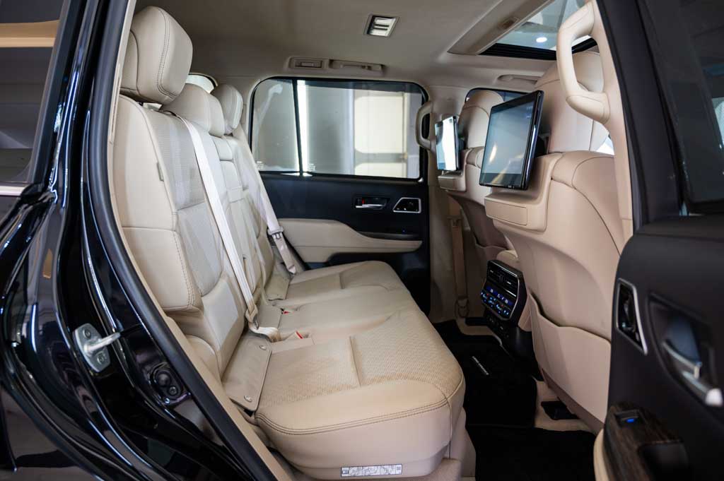 TOYOTA LAND CRUISER LC 300