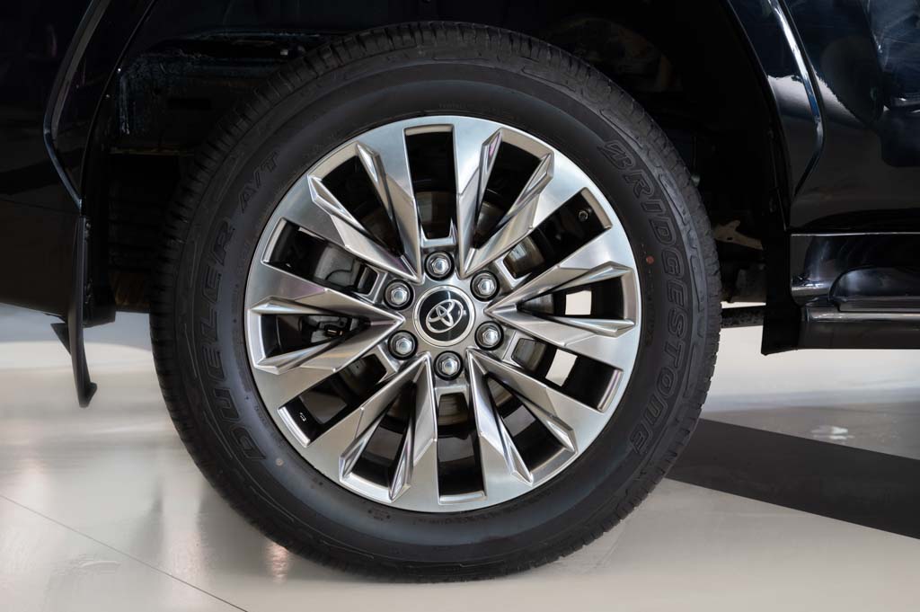 TOYOTA LAND CRUISER LC 300