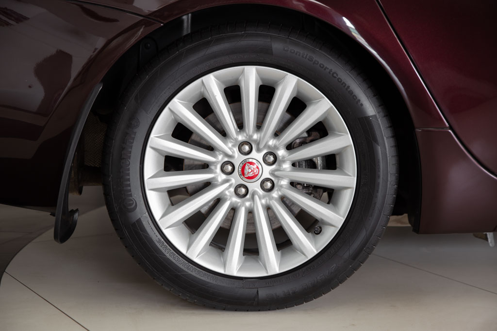 Jaguar XJL Portfolio