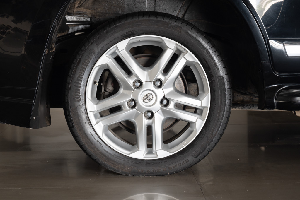 TOYOTA LAND CRUISER LC200