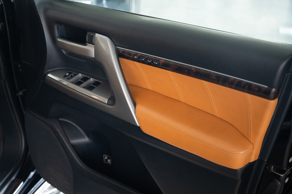 TOYOTA LAND CRUISER LC200