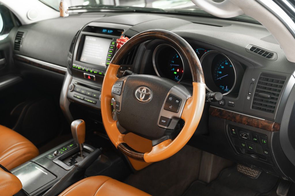 TOYOTA LAND CRUISER LC200