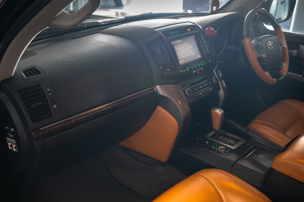 TOYOTA LAND CRUISER LC200