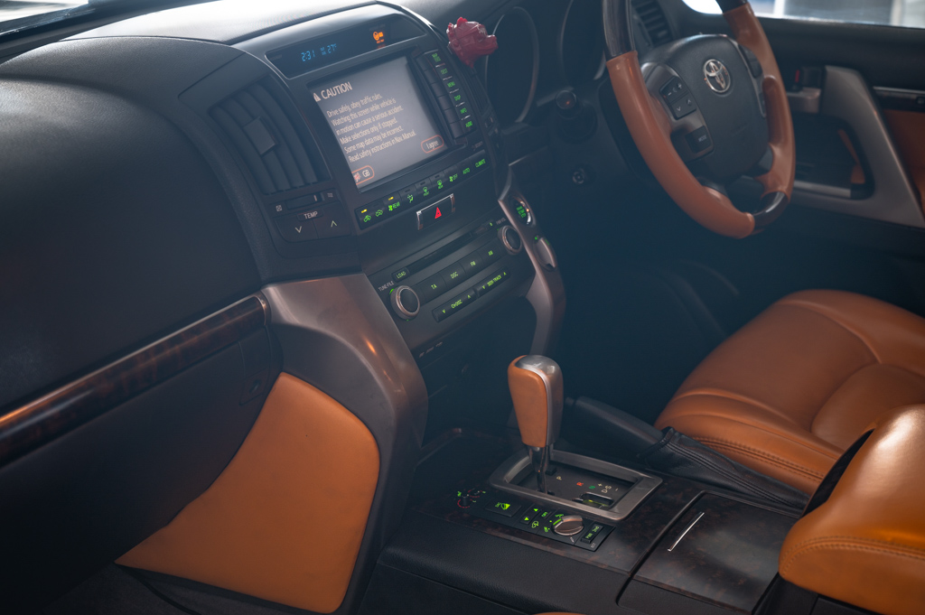 TOYOTA LAND CRUISER LC200