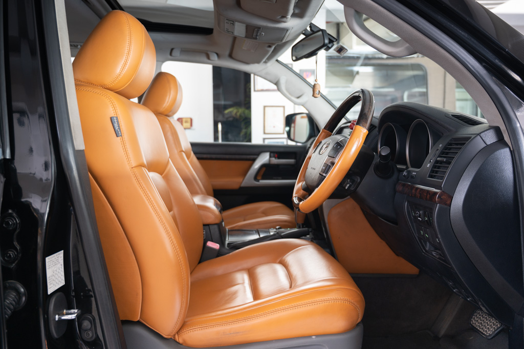 TOYOTA LAND CRUISER LC200