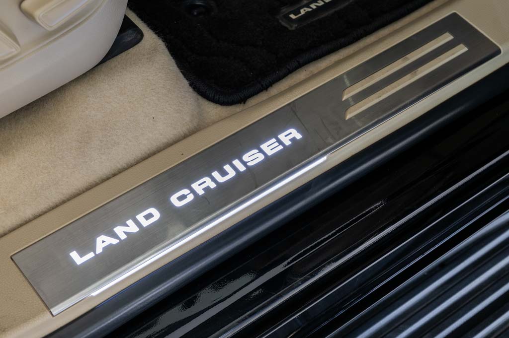 TOYOTA LAND CRUISER LC 300