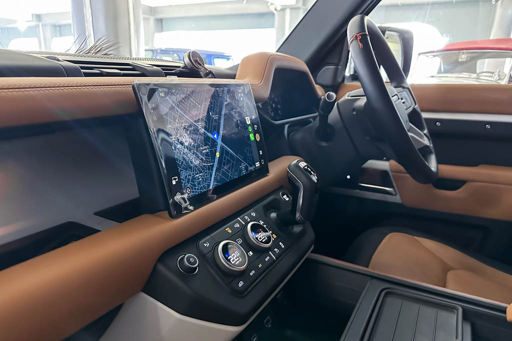 Land Rover Defender 110 P300 X Dynamic HSE