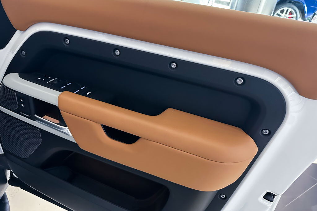 Land Rover Defender 110 P300 X Dynamic HSE