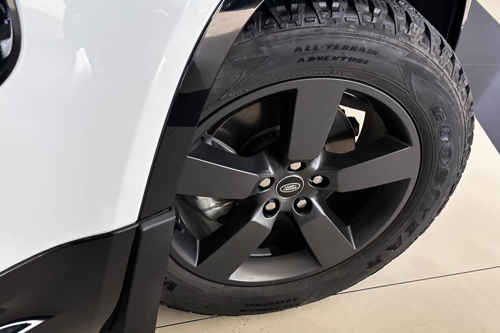 Land Rover Defender 110 P300 X Dynamic HSE