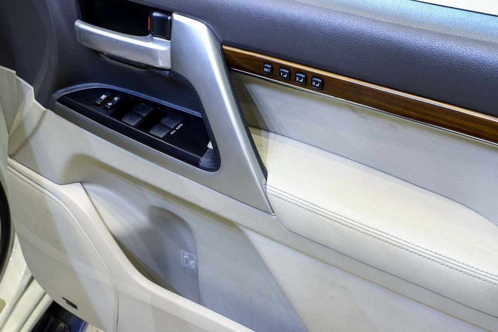 TOYOTA LAND CRUISER LC200 VX