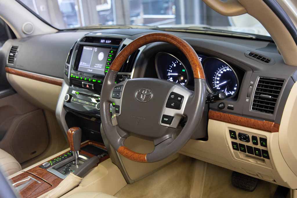 TOYOTA LAND CRUISER LC200