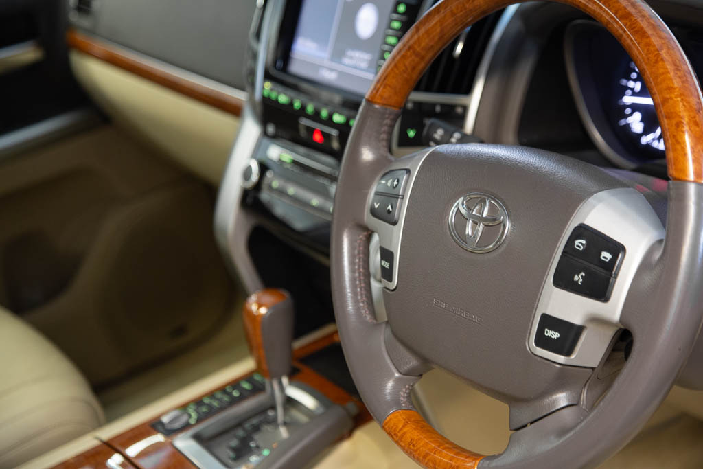 TOYOTA LAND CRUISER LC200